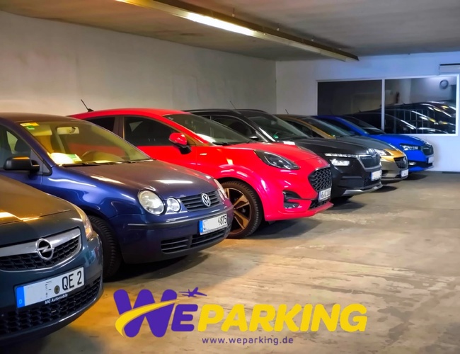 Rzędy kolorowych samochodów zaparkowanych w podziemnym garażu WE Parking.