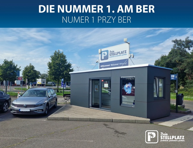 Dein Stellplatz Parking P2. Budka recepcyjna przy parkingu, napis „Die Nummer 1 am BER / numer 1 przy BER”.