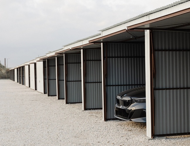 Zamknięte boksy garażowe przeznaczone do bezpiecznego parkowania samochodów