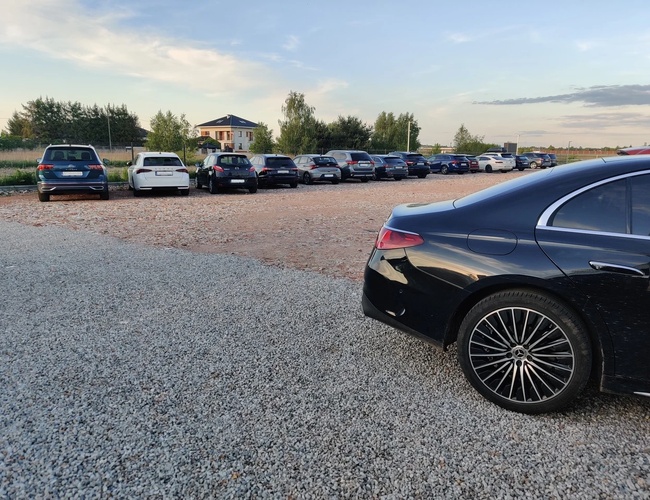Loc de parcare cu vehicule parcate din partea cealaltă
