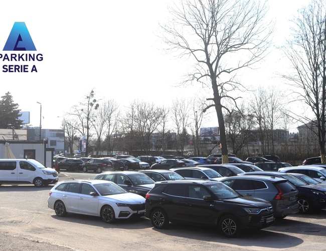 Widok samochodów zaparkowanych na terenie parkingu.