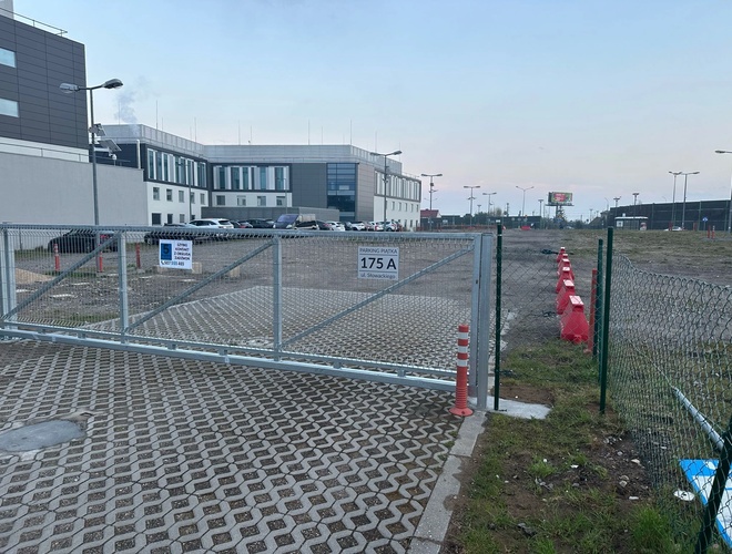 Wjazd na parking z zamkniętą bramą