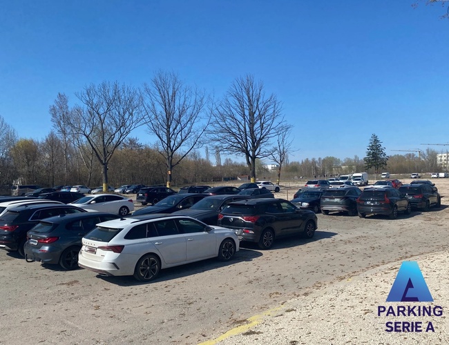 Widok samochodów zaparkowanych na parkingu