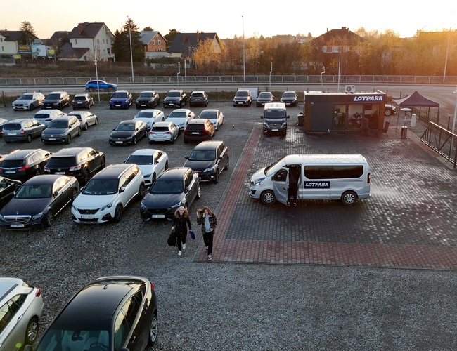 zdjęcie LotPark - Parking Lotnisko parking Okęcie