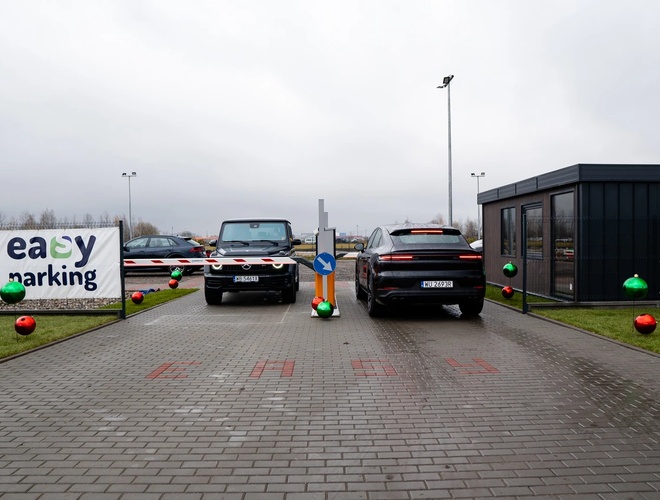 Easy Parking Standard – két sorompó a parkoló bejáratánál két autóval, egy a kijáratnál és egy a bejáratnál, a kerítésen a parkoló nevét feltüntető transzparens