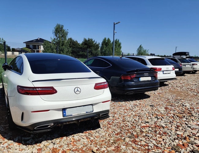 Loc de parcare împreună cu vehiculele parcate din partea opusă