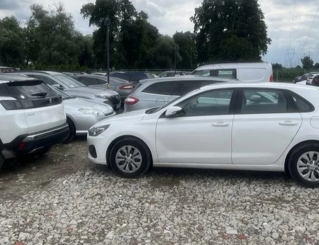 Widok samochodów zaparkowanych na parkingu.