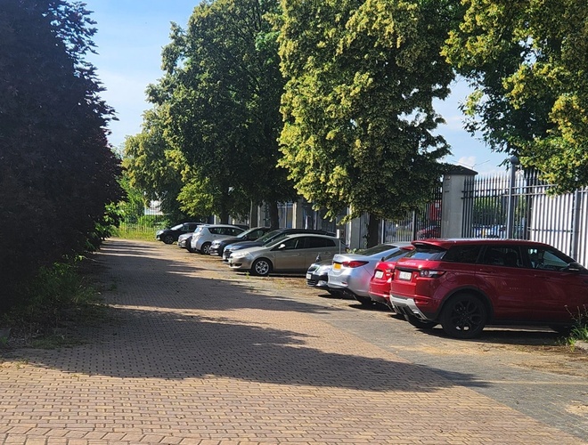 Widok samochodów zaparkowanych na parkingu.