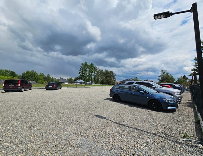 Plac parkingowy z widoczną lampą oświetleniową