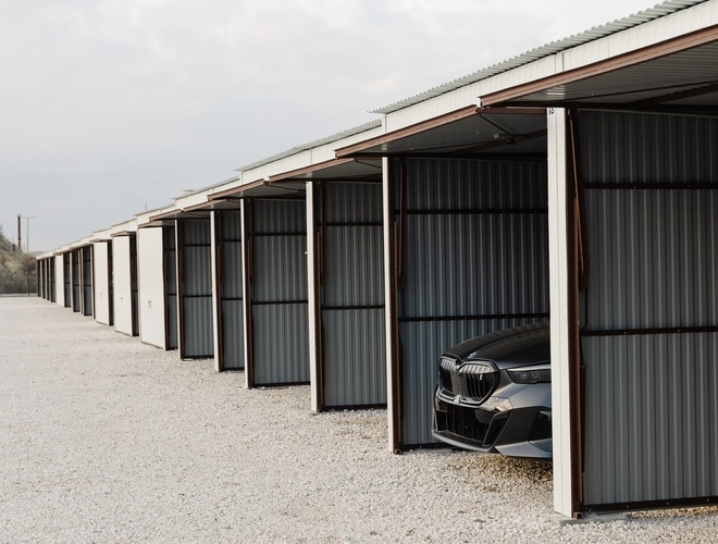 Zamknięte boksy garażowe przeznaczone do bezpiecznego parkowania samochodów
