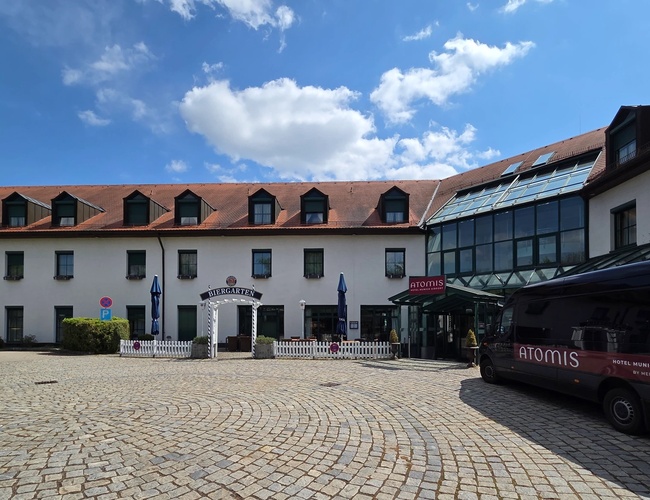 Budynek hotelu oraz autobus hotelowy do transferu na lotnisko