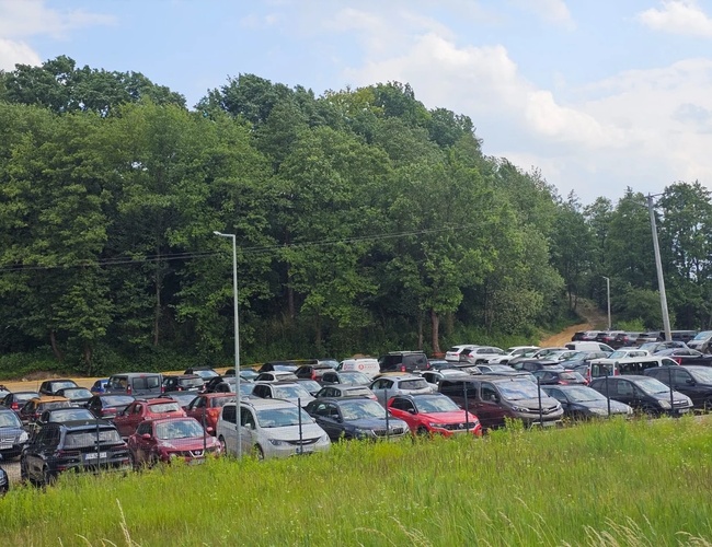 Plac parkingowy wraz z zaparkowanymi pojazdami
