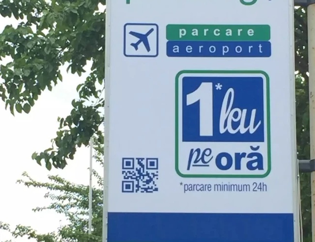 Tablica informacyjna parkingu „Long Parking” z ceną 1 leu za godzinę oraz ikoną samolotu.