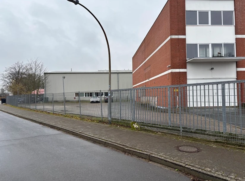 Flughafenstr 1 3 22335 Hamburg www.parklot.de