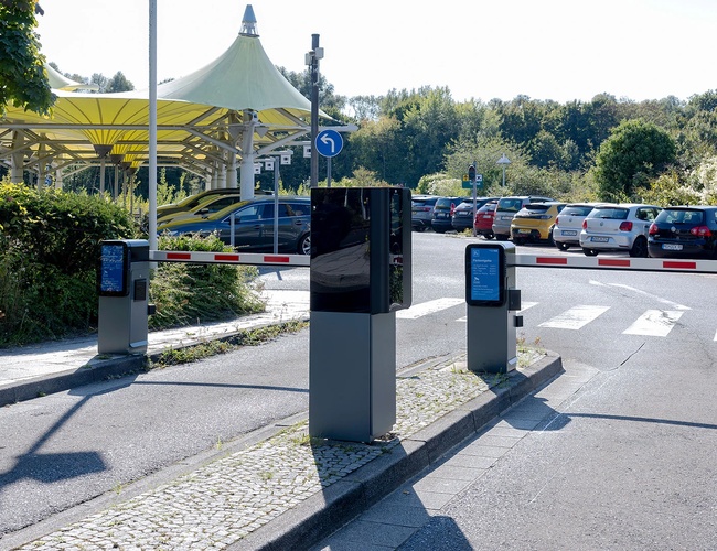 Wjazd na parking P4 wyposażony w szlabany, system kontroli dostępu oraz oznakowanie dla kierowców.