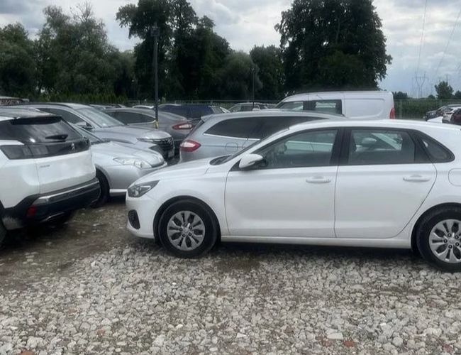 Widok samochodów zaparkowanych na parkingu.
