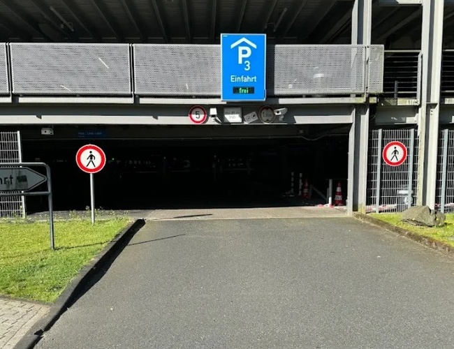 Wjazd do wielopoziomowego parkingu P3 na lotnisku Cologne Bonn z oznakowaniem parkingowym oraz wygodnym dostępem dla osób podróżujących samochodem.