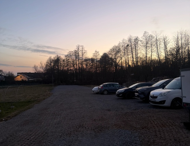 Plac parkingowy z zaparkowanymi samochodami