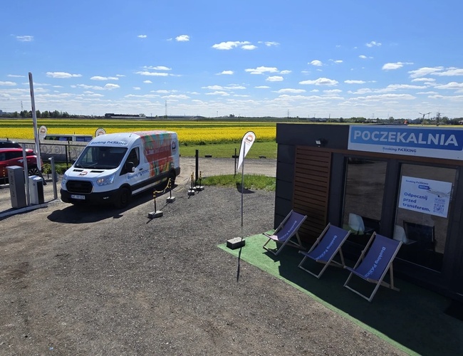Parkovisko Okęcie Južné – Parkovisko s autami a autobusom. Vedľa sa nachádza čakáreň s ležadlami. Areál je obklopený poliach repky.