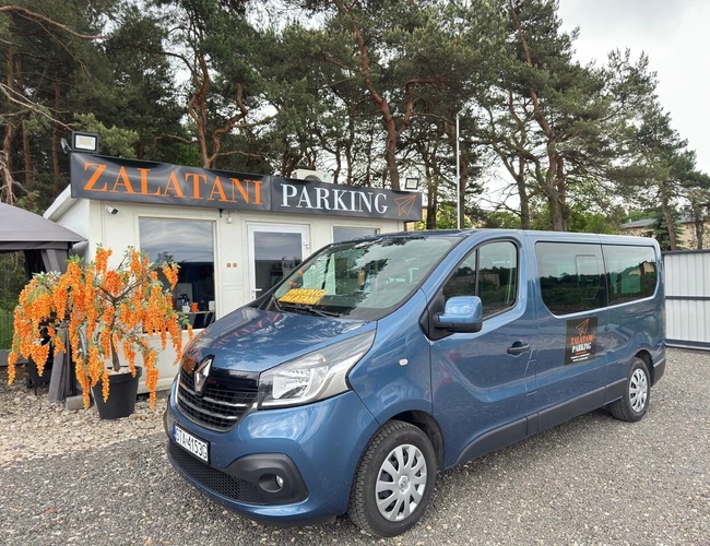 Sala de espera con sofá