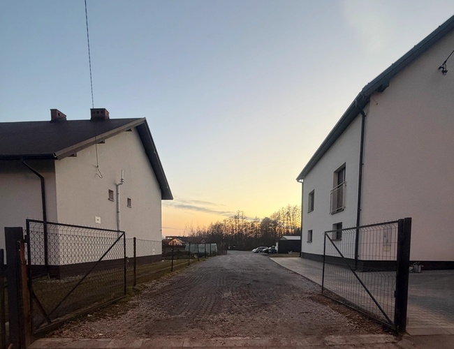 Plac parkingowy z widoczną lampą oświetleniową