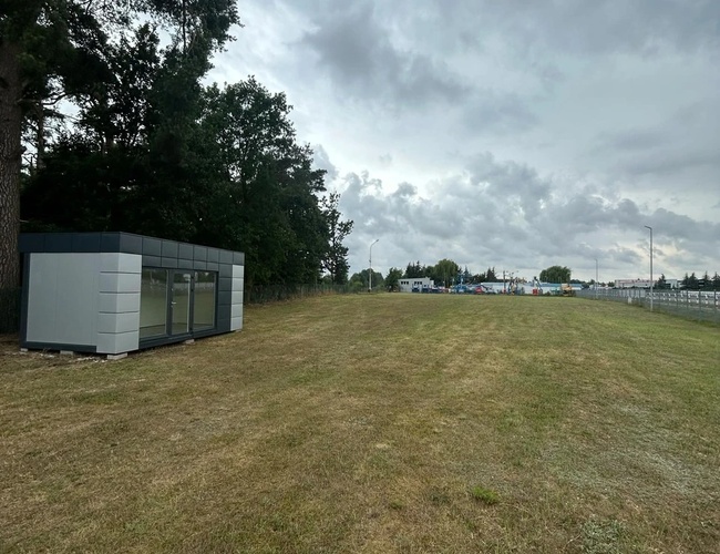 Pusty plac parkingowy z biurem parkingu