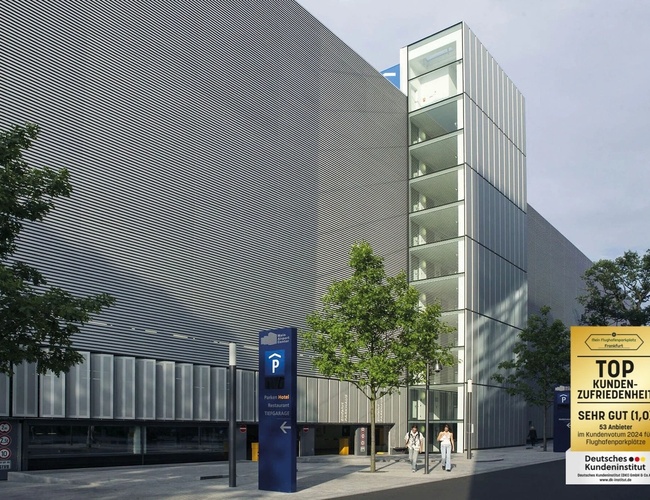 Parkovisko Mein — letisko Frankfurt ShortWay – Vozidlá stoja v radoch. Táreň je zastrešená a dobre osvetlená. Kovové oporníky sú viditeľné po stranách.