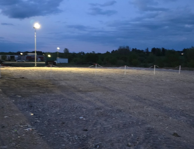 plac parkingowy nocą