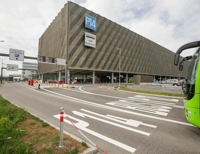 Budynek oficjalnego parkingu P14 przy lotnisku Stuttgart z bezpośrednim dostępem do terminali oraz nowoczesną infrastrukturą parkingową.