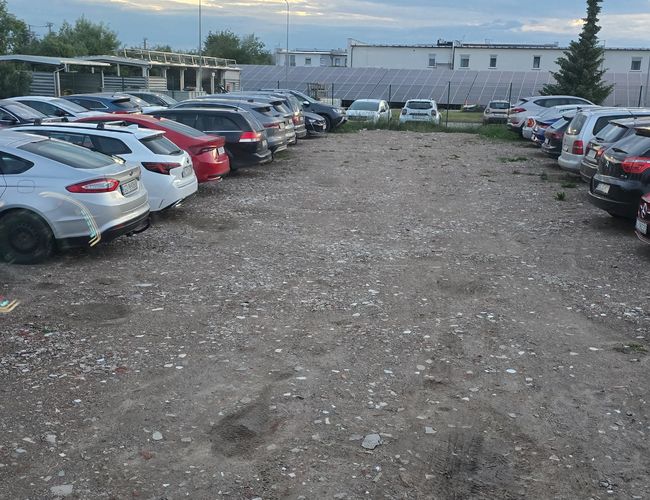 plac parkingowy nocą