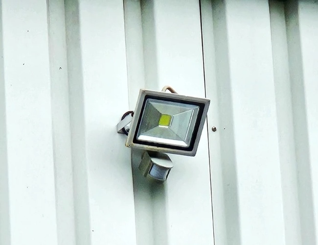 ParKing’s Düsseldorf Outdoor Valet – Reflektor umieszczony na białej ścianie. Element oświetleniowy z widocznym przednim panelem.