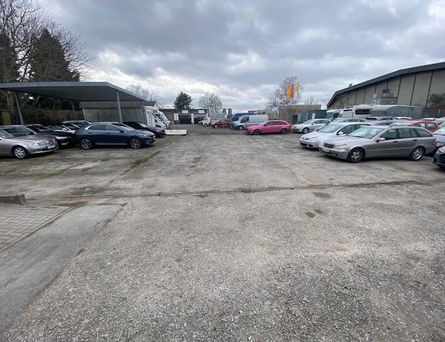 Parking My Travel Carpark Valet - Na parkingu stoją auta. Teren jest ogrodzony. Część aut znajduje się pod wiatą.