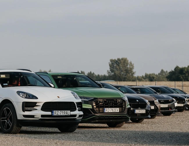 Plac parkingowy wraz z zaparkowanymi pojazdami z innej strony