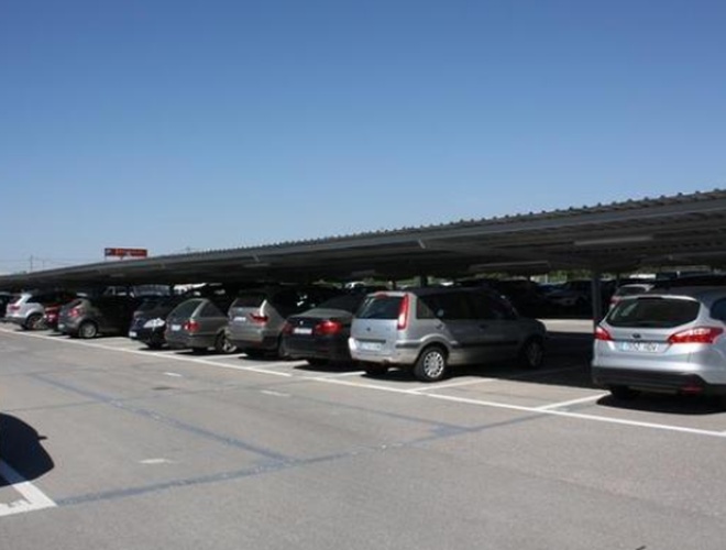 Victoria Parking Alicante – Bajo el techo están estacionados vehículos. Los lugares marcados delimitan claramente el aparcamiento. En el cielo se ve el sol.