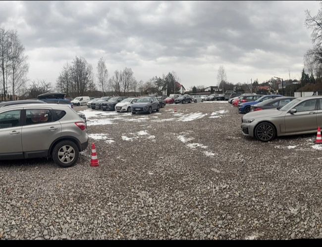 Plac parkingowy wraz z zaparkowanymi pojazdami