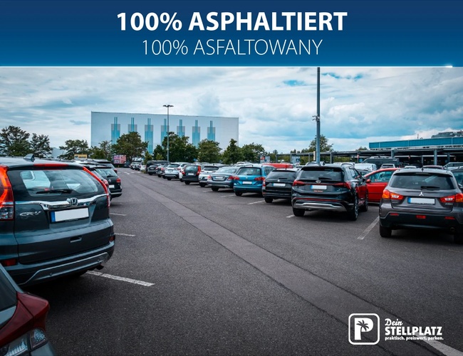 Dein Stellplatz Parking P2. Parking z autami na asfaltowej nawierzchni, napis „100% asphaltiert / 100% asfaltowany”.