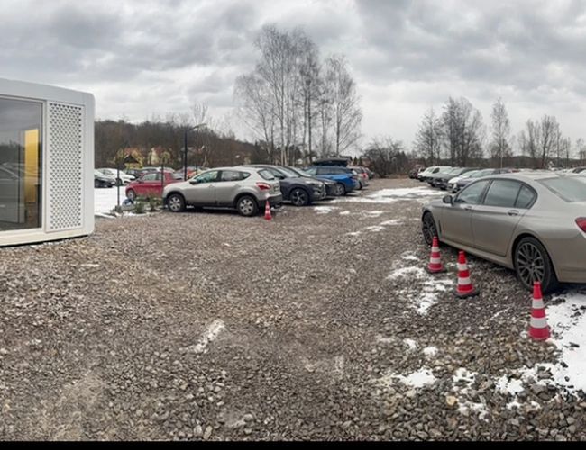 Plac parkingowy wraz z zaparkowanymi pojazdami