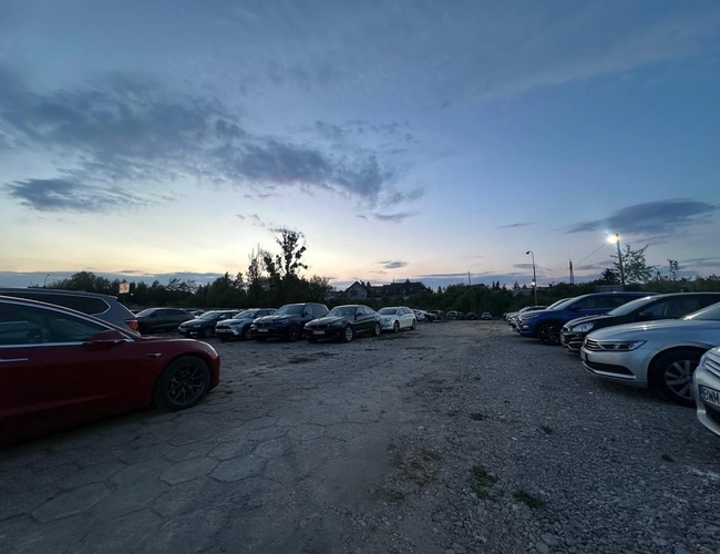 Plac parkingowy z zaparkowanymi samochodami