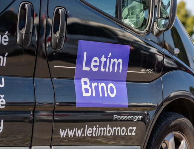 Parking Letim Brno – czarny samochód z logo Letim Brno. Na drzwiach widoczne są uchwyty i napisy.