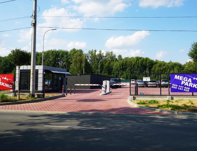 VIP Garaže MEGA Parking - Pozemok je ohradený a spevnený. Viditeľné vstupné brány a parkovacie stanice.