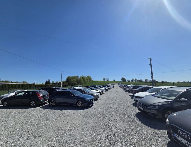 plac parkingowy  z zaparkowanymi pojazdami