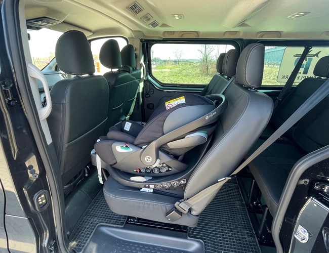 Parkovanie Simple Park - Interiér auta s detskou sedačkou. Sedačka upevnená na zadnom sedadle. Interiér je priestranný a upravený.