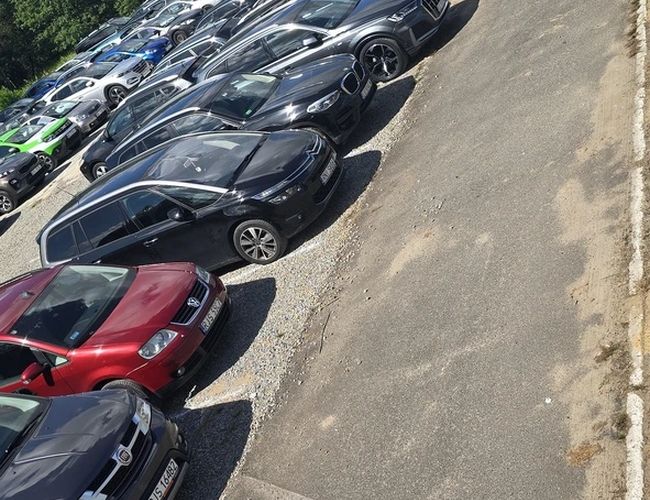 Plac parkingowy z widoczną lampą oświetleniową