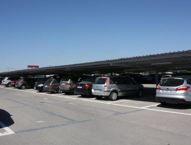 Victoria Parking Alicante – Unter dem Dach stehen geparkte Autos. Die gekennzeichneten Plätze markieren deutlich den Parkplatz. Am Himmel ist die Sonne zu sehen.