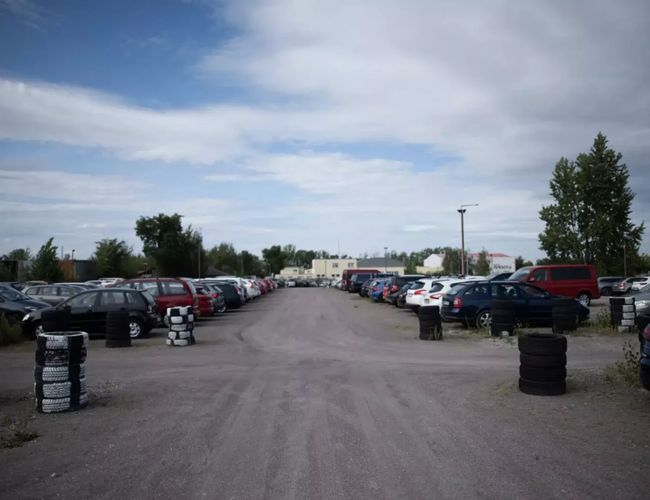 Parking długoterminowy przy lotnisku w Pradze z miejscami postojowymi dla samochodów.