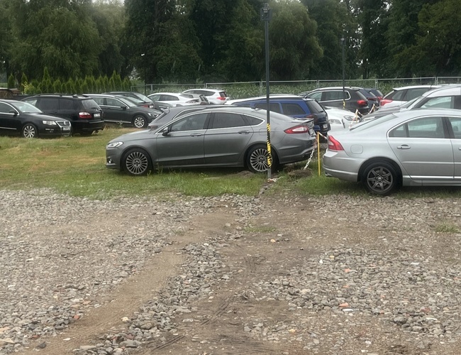 Widok samochodów zaparkowanych na parkingu.