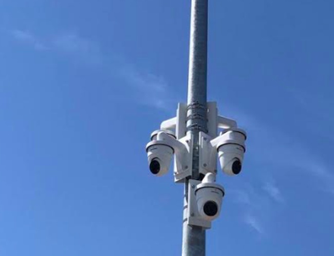 Tvoje parkovisko – na obrázku je vidieť štyri kamery do monitorovania namontované na stĺpe. Kamery sú nasmerované rôznymi smermi.