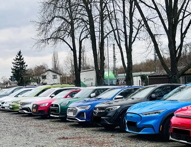 Zaparkowane prostopadle samochody