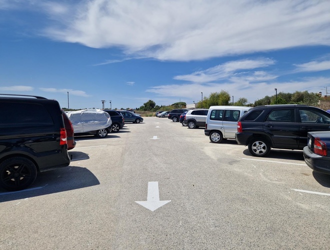 Monster Parking - Los coches están en un área abierta. El parking es espacioso y no está cercado. Es un día soleado.