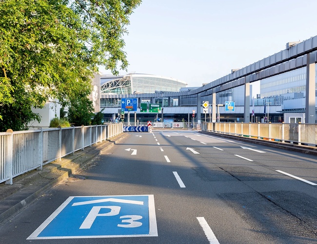 Droga dojazdowa do parkingu P3 z wyznaczonym pasem ruchu i oznakowaniem prowadzącym do strefy parkingowej.